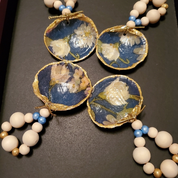 4 Handcrafted Natural Clam Shell Napkin Rings - Picture 3 of 4